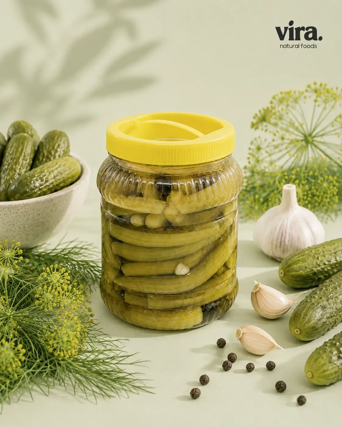 Eingelegte Armenische Gurken nach Hausmacher Art im 1-kg-Glas mit gelbem Deckel, umgeben von Dill und Knoblauch