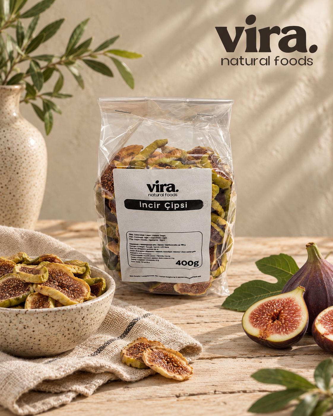 vira. Feigenchips 400g im Beutel, getrocknete Feigenscheiben in Schale und frische Feigen auf Holztisch