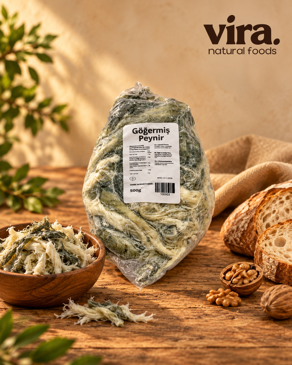 Schimmelkäse aus Erzurum 500g im Beutel, zerzupfter Fadenkäse mit grünem Schimmel, daneben Brot und Walnüsse