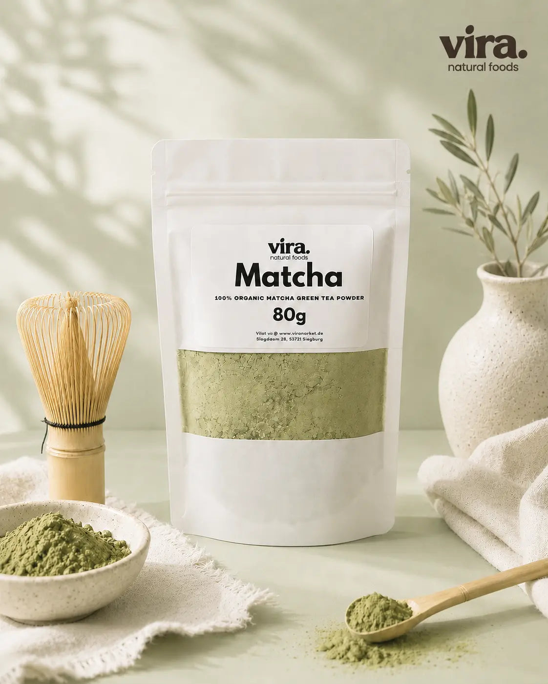 Matcha Grüntee Pulver 80g von vira. im Beutel mit Bambusbesen, Schale und Löffel mit grünem Matcha