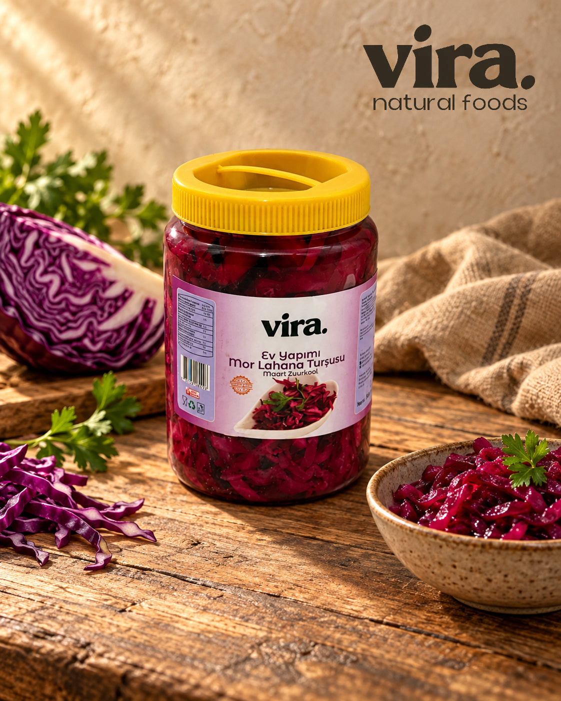 vira. eingelegter Rotkohl nach Hausmacher Art in Dose mit gelbem Deckel auf Holztisch