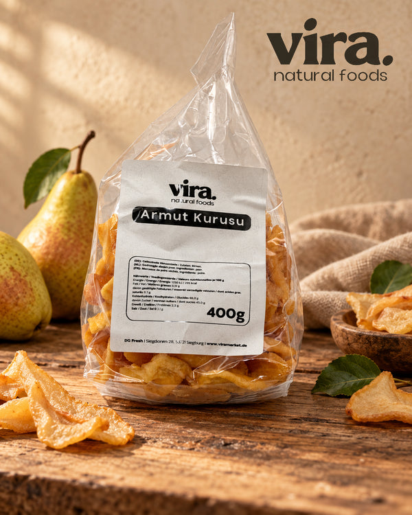 Getrocknete Birnen 400g von vira. im transparenten Beutel mit frischen Birnen auf einem Holztisch