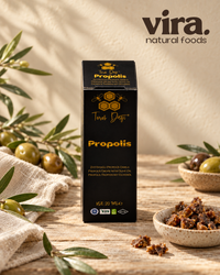 Toros Dağı Propolis Tropfen mit Olivenöl 20ml in schwarzer Faltschachtel neben Oliven und Propolis