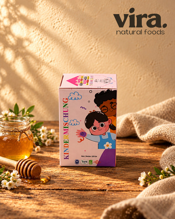 vira. Kindermischung 225 g in bunter Verpackung mit Kinderillustrationen auf Holztisch