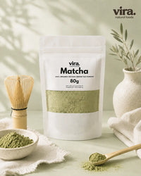 Matcha Grüntee Pulver 80g von vira. im Beutel mit Bambusbesen, Schale und Löffel mit grünem Matcha