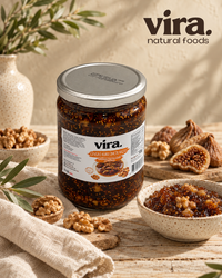 vira. Feigenmarmelade aus getrockneten Feigen mit Walnüssen 700g im Glas, daneben Feigen und Walnüsse