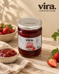 vira. Erdbeermarmelade 700g im Glas mit frischen Erdbeeren und einer Schale Marmelade auf Holztisch