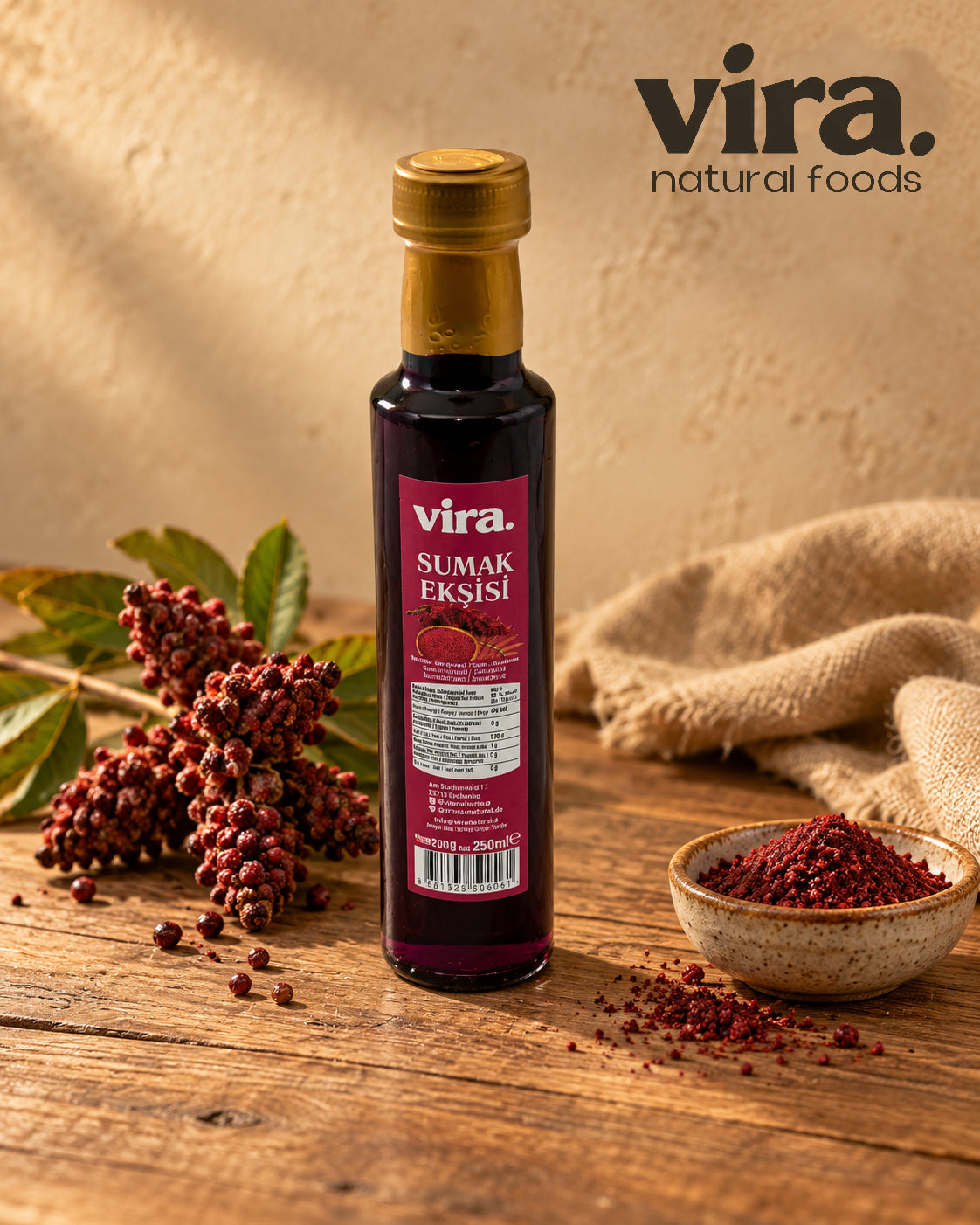 vira. Sumach-Sauce 250ml in Glasflasche mit Sumachfrüchten und Sumachpulver auf Holztisch
