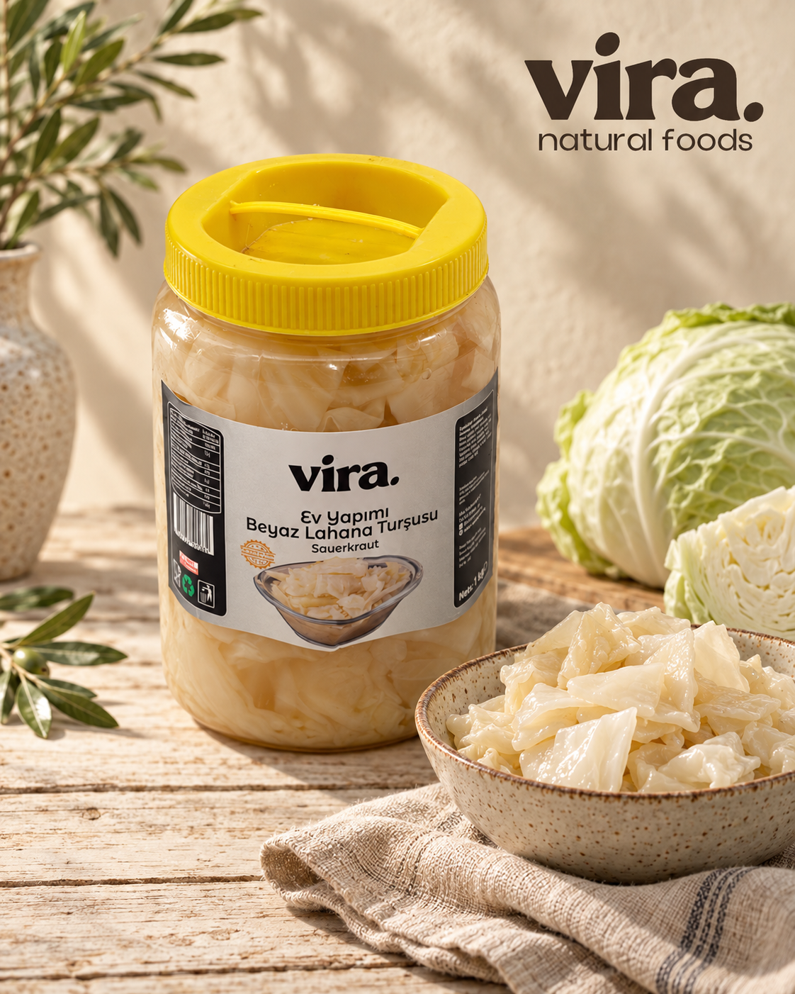 vira. Eingelegter Weißkohl nach Hausmacher Art (Sauerkraut) im 1-kg-Glas mit Schale und frischem Weißkohl