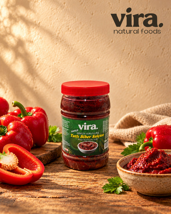 vira. Paprikamark mild sonnengetrocknet aus Antep 1000g im Behälter mit roten Paprika und Schale Paprikamark