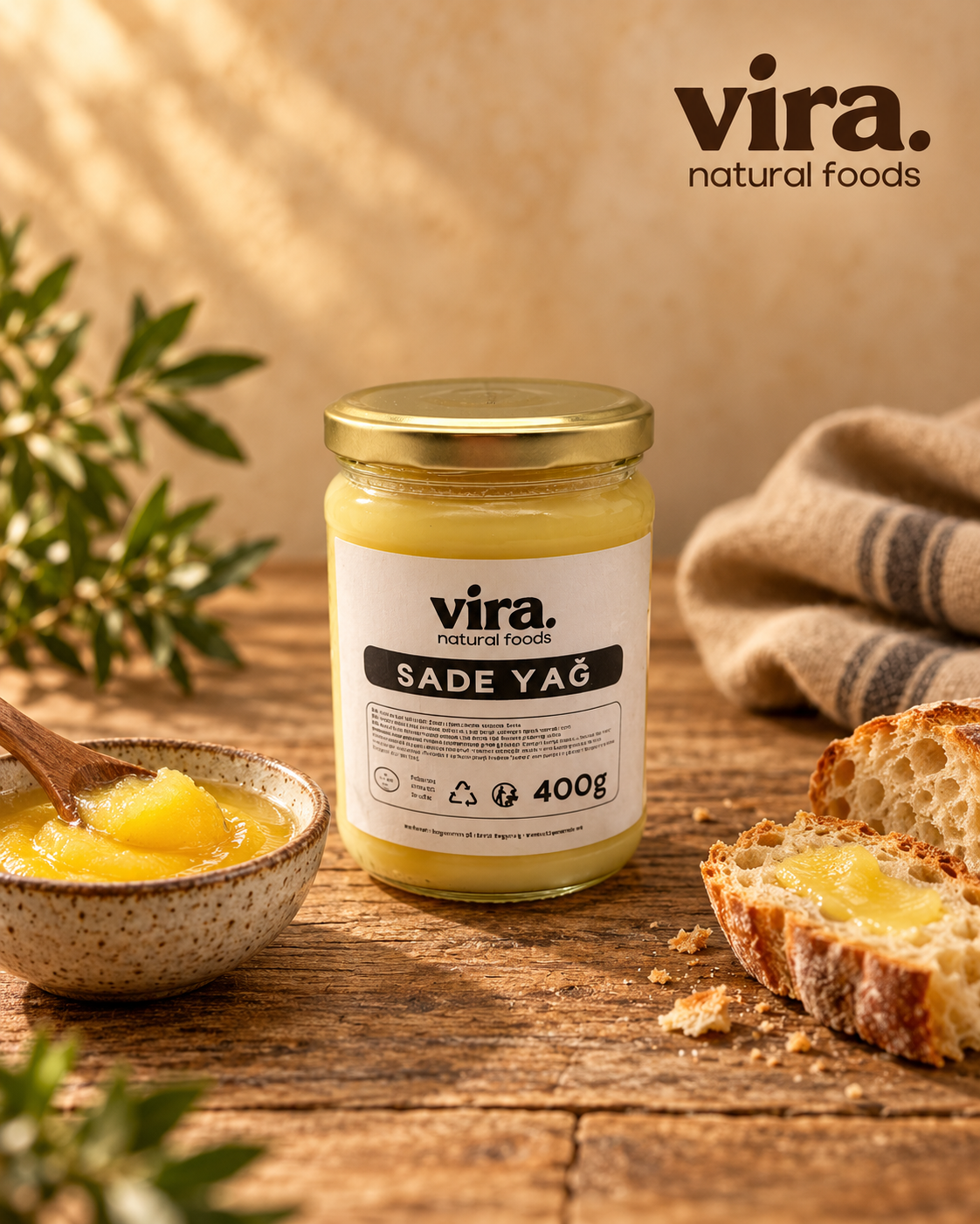 Geklärte Butter Ghee 400g im Glas von vira., daneben Schale mit Ghee und Brot